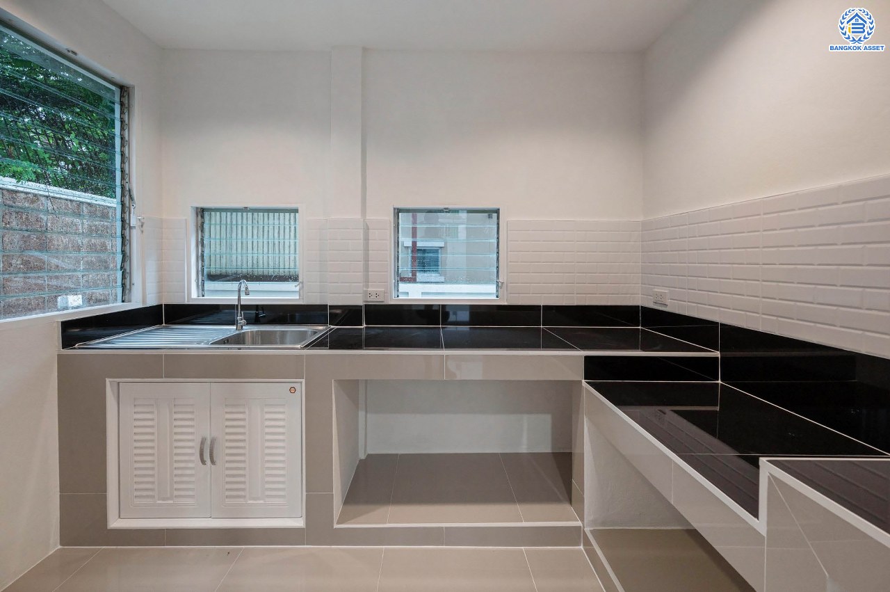 บ้านมือสองตกแต่งใหม่ โครงการ นันทวัน พระราม5 ตกแต่งหรูหรา หลังใหญ่กว่า 62 ตร.ว. ฟังก์ชันจัดเต็ม 3 ห้องนอน 2 ห้องน้ำ จอดรถได้ 2 คัน รองรับทุกความสุข ทำเลเดินทางสะดวก ใกล้ทางด่วน "กาญจนาภิเษก" และรถไฟฟ้า "สถานีบางรักใหญ่"...